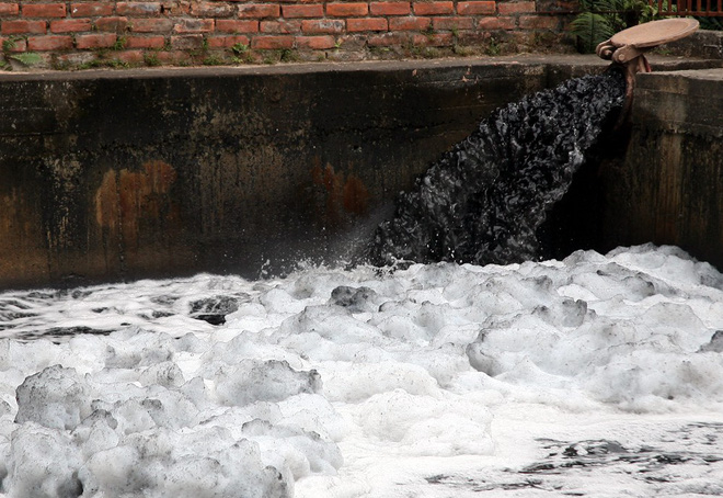 Hà Nội: Nước ô nhiễm nặng, bốc mùi nồng nặc vẫn phải bơm lên tưới cho hoa màu